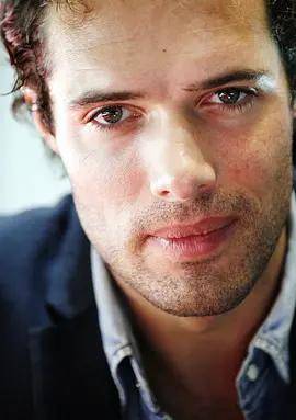 尼古拉斯只拍了两部电影,每部都是经典,说尽了婚姻的一地鸡毛