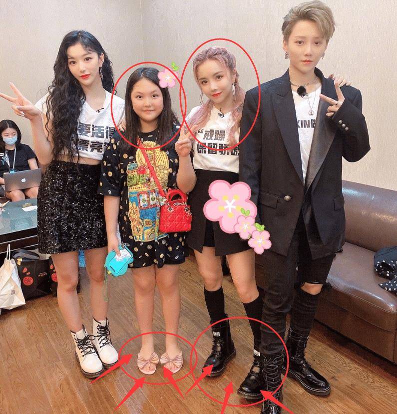 原创王诗龄与the9姐姐们拍合照,笑得很开心,我却关注她与安崎身高差