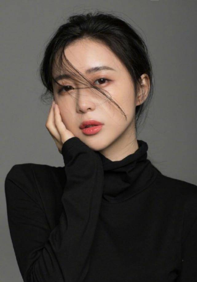 潘玮柏发文宣布结婚喜讯晒出小13岁妻子合照与吴昕无缘