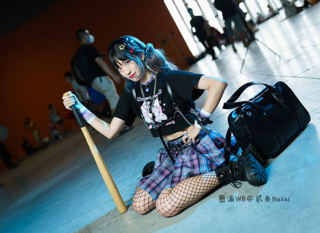 原创别盯着"不雅jk"了!漫展上的小美女教你,穿裙子也能蹲下拍美照