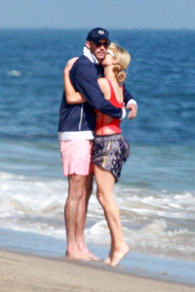 帕丽斯·希尔顿穿红泳衣秀身材 与男友拥吻恩爱十足