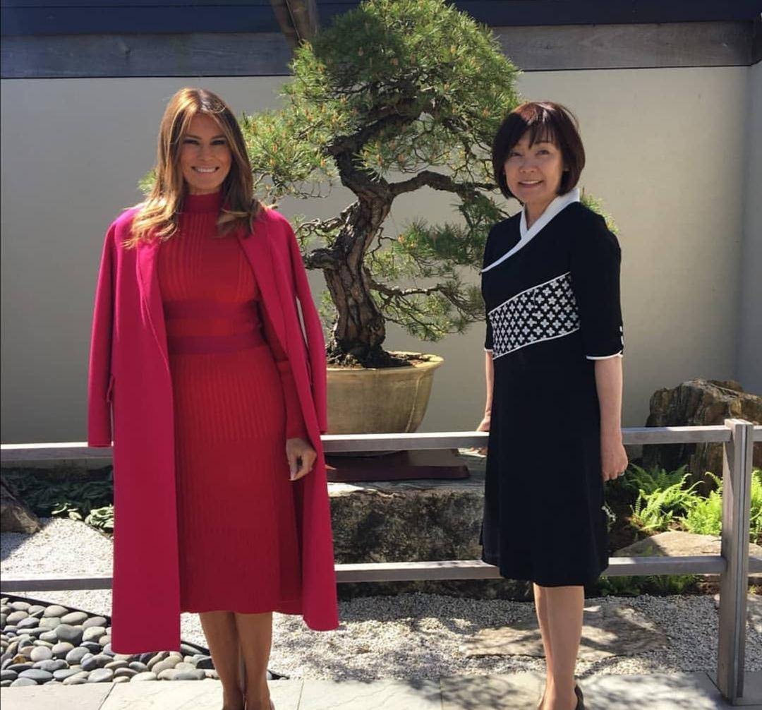 另一次和梅拉尼娅合照时,安倍昭慧选择的黑色连衣裙也非常好看,衣领的