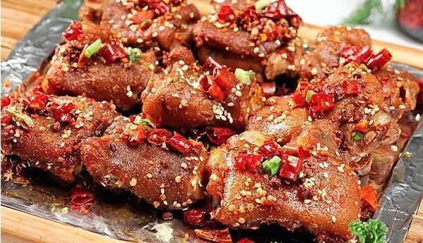 排骨菌菇豆腐汤,蒜蓉丝瓜,香辣脆皮猪蹄,豆豉鲮鱼炒刀豆