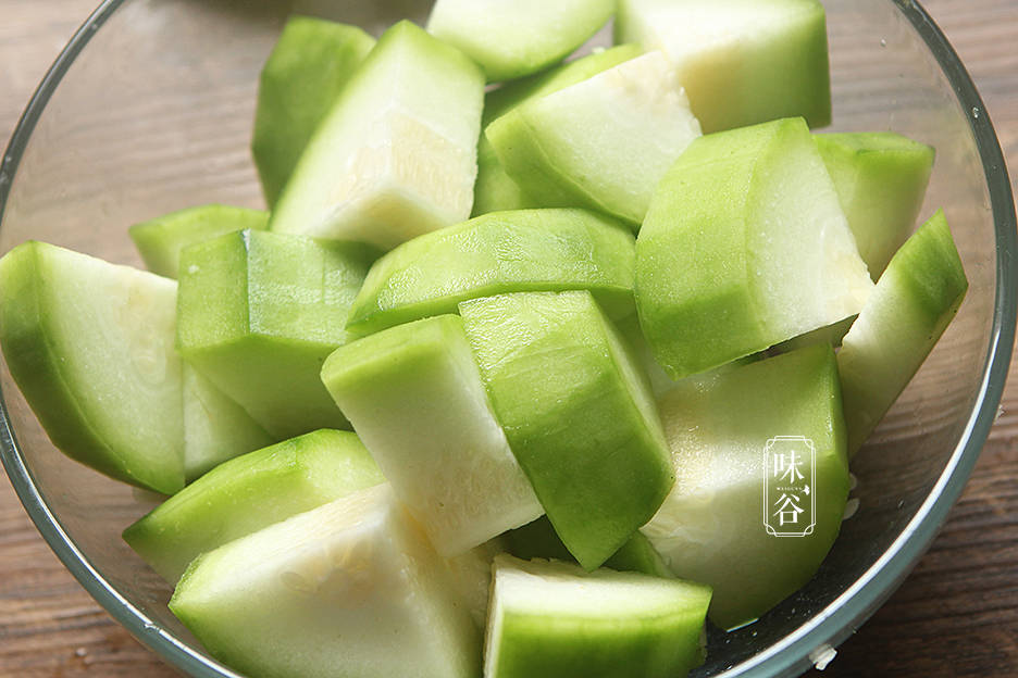 2,新鲜的节瓜外面会有一层灰白色的绒毛,洗净后削皮去除籽瓤,籽瓤煲汤