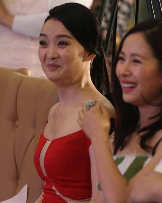 晴格格王艳胖脸发福与继子王烁相差8岁大12岁老公很疼她