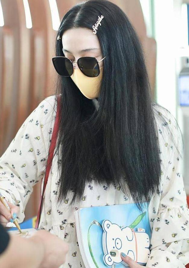 原创范冰冰近照曝光披头散发脸色略显苍白素颜走机场身侧无人