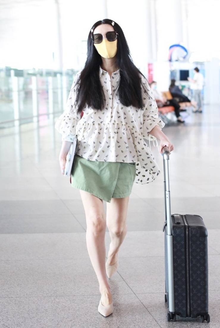 原创范冰冰太迷人,碎花上衣配短裙清凉一夏,长发披肩真温柔