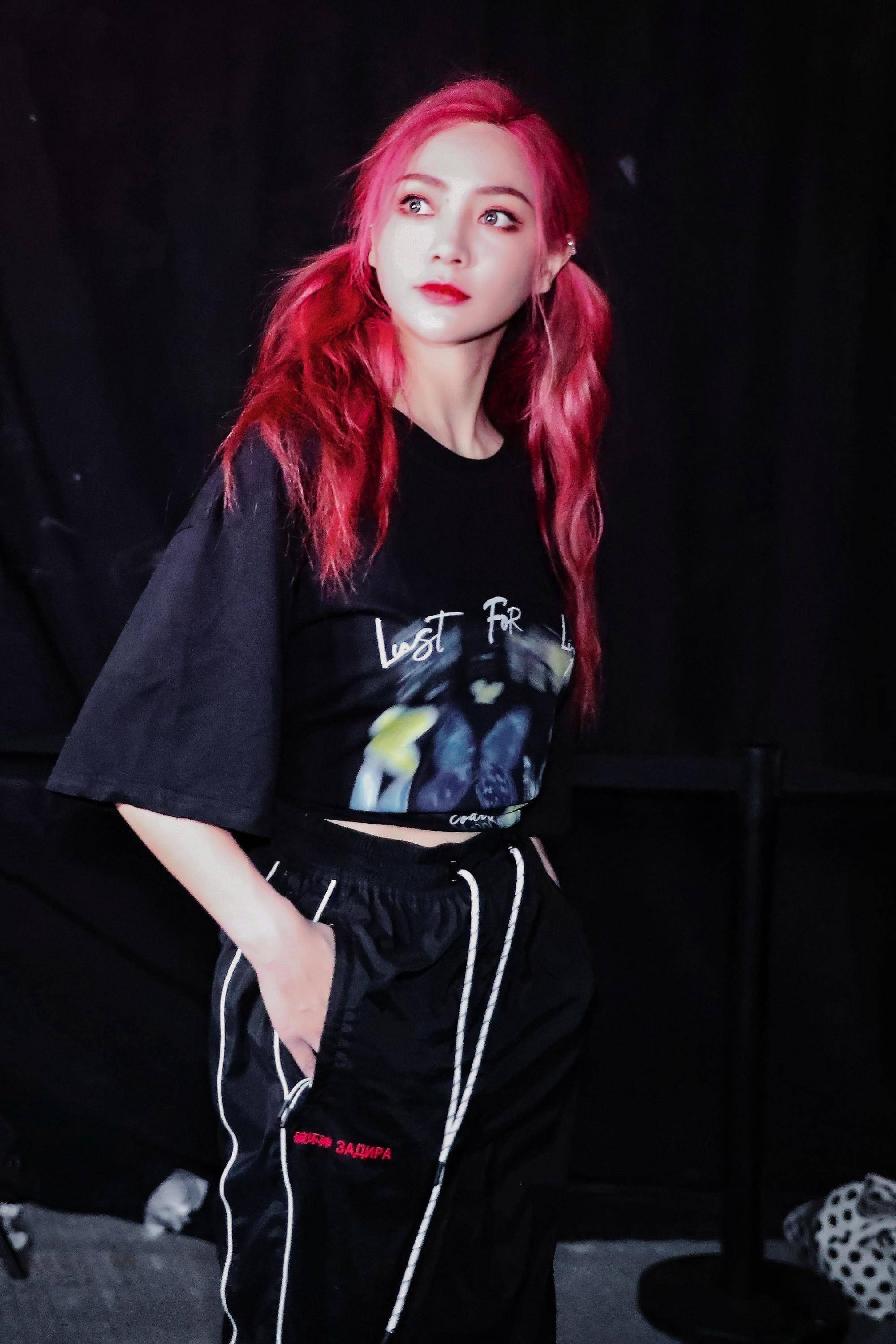 谢可寅红发双马尾又酷又飒,宛若漫画中走出的少女,太让人羡慕了