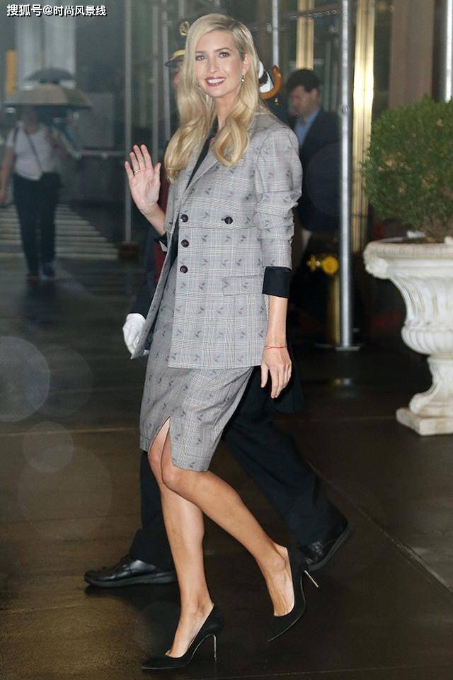 原创伊万卡特朗普穿着4英寸高的凉鞋和1600美元的罂粟花印花连衣裙