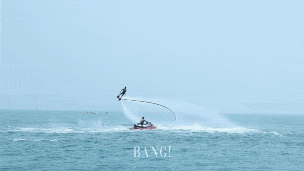 沙滩边还有巨大的无边际游泳池,纵情拥揽海天一色,和家人朋友愉快戏水