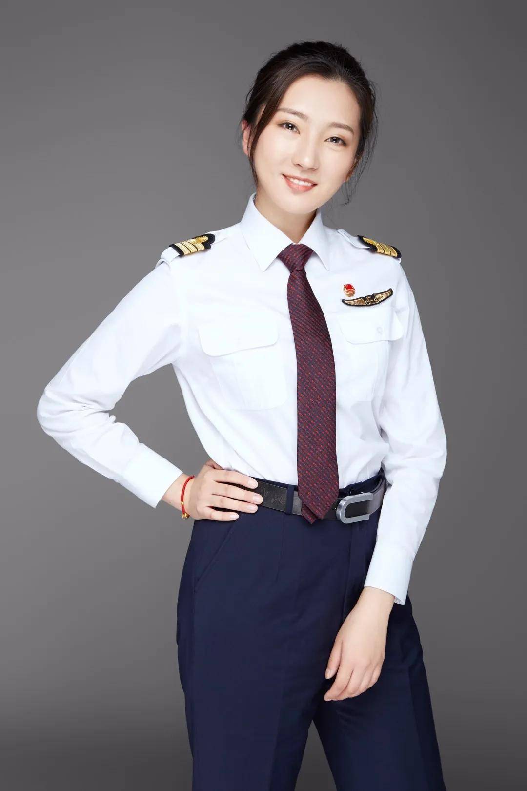 女子飞行员示范组 英姿飒爽_燕锦