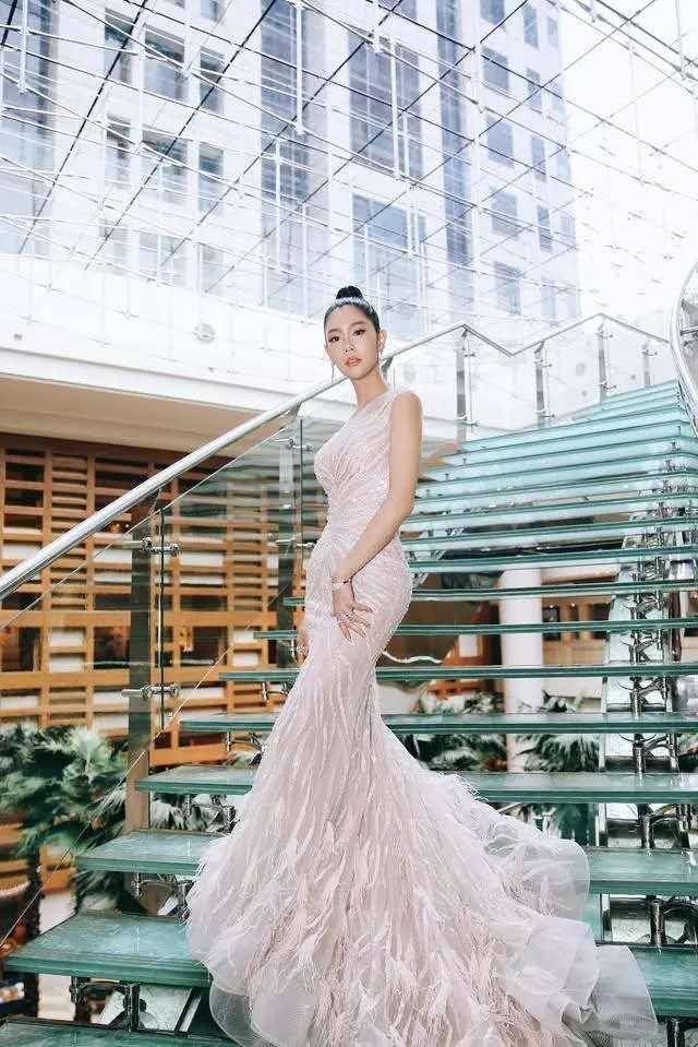 克拉拉真是人间理想s型身材还穿这么紧的礼裙有被惊艳到