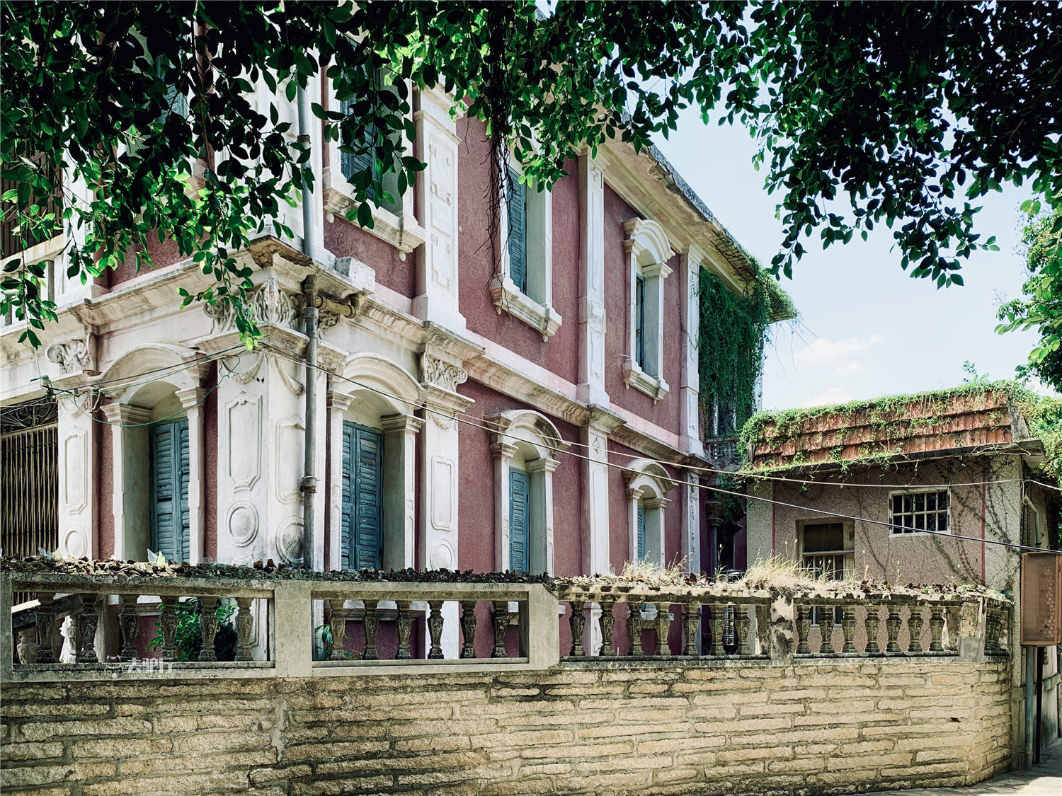 隔壁春草堂从我们上一期讲到的观彩楼走三十米左右,大榕树下的的笔山