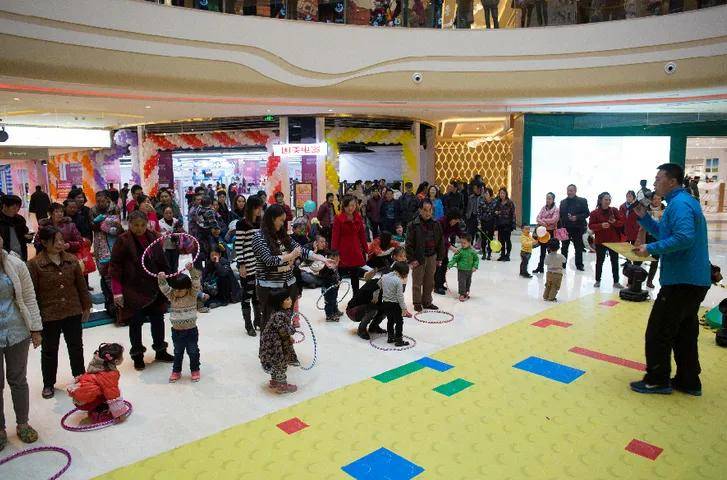 但是商场活动的场地不会很大运动类活动限制较多.