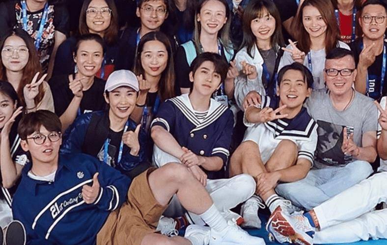 奔跑吧杀青大合照baby有团宠待遇我却在关注蔡徐坤郭麒麟