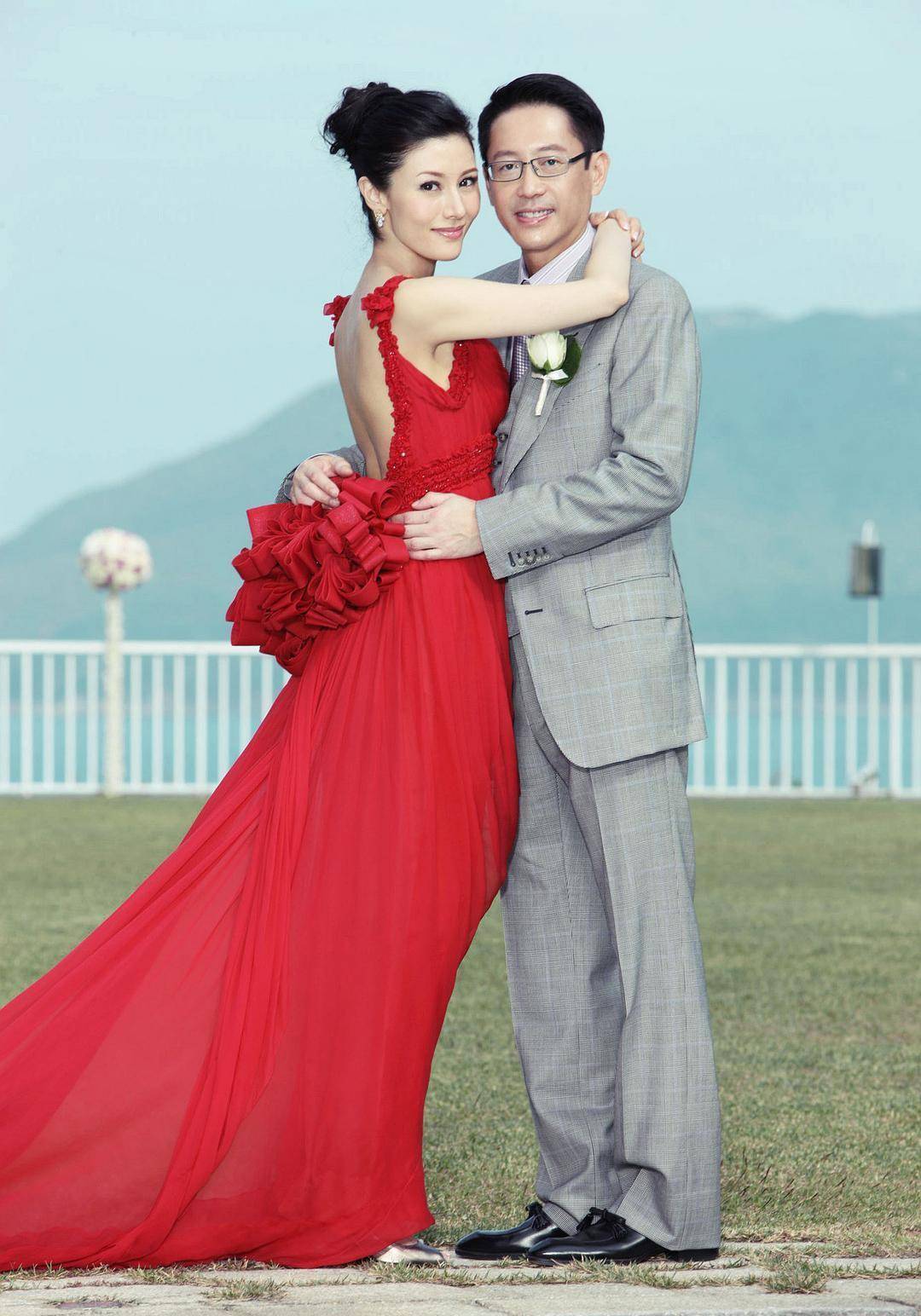 50岁李嘉欣现状如何?晒空气刘海素颜照,网友直呼美人迟暮!