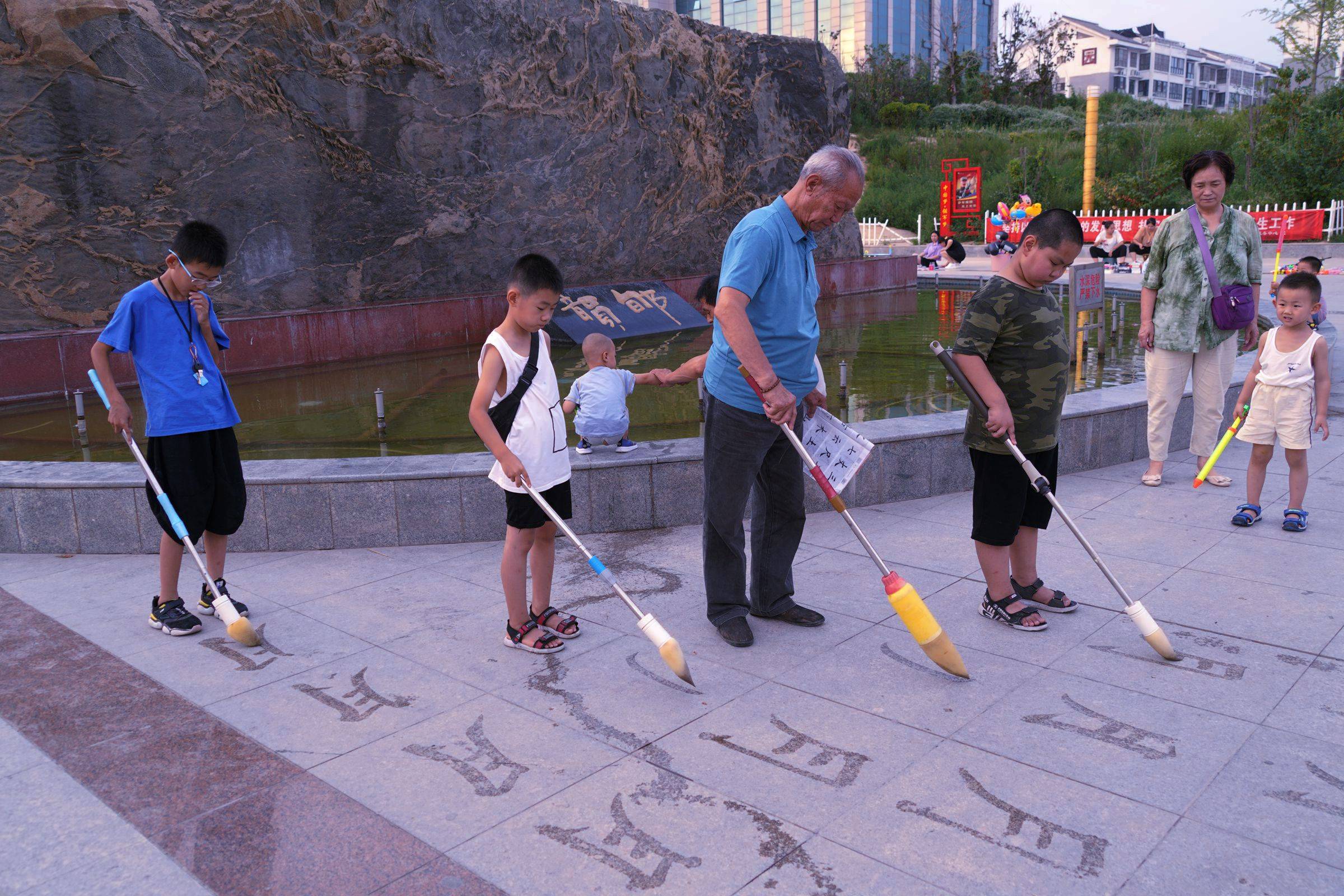 农村77岁大叔老有所乐玩地书,强身健体告别轮椅,咋回事