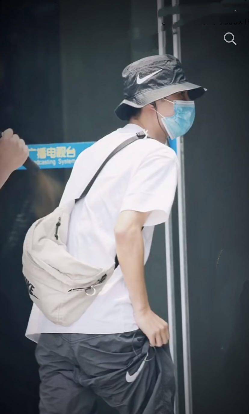 原创王一博抵达长沙,裤子太肥踩在了脚底,提着裤子被调侃:像公主