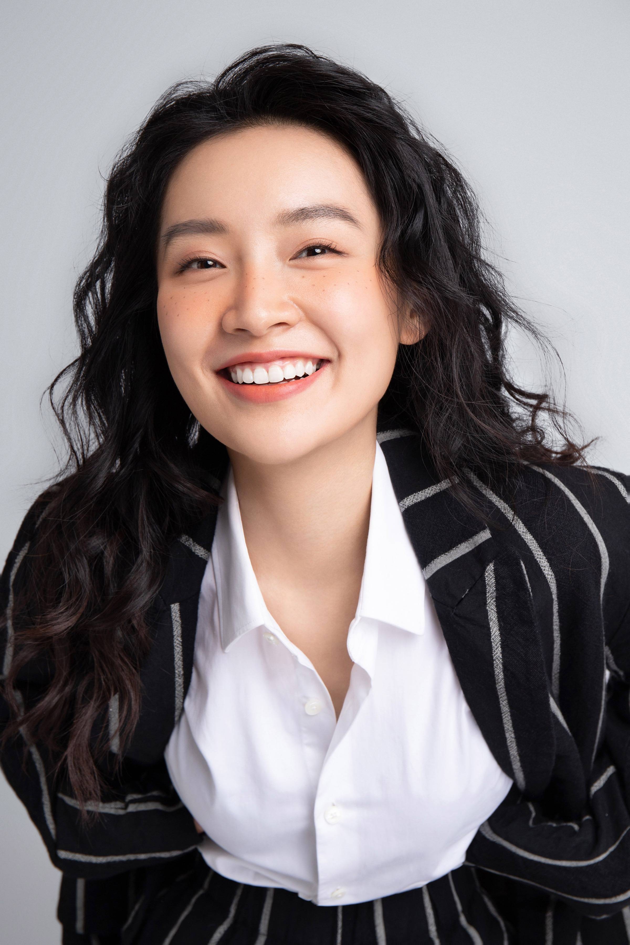 陈芋米时尚大片曝光 复古雀斑妆展现鬼马少女气质