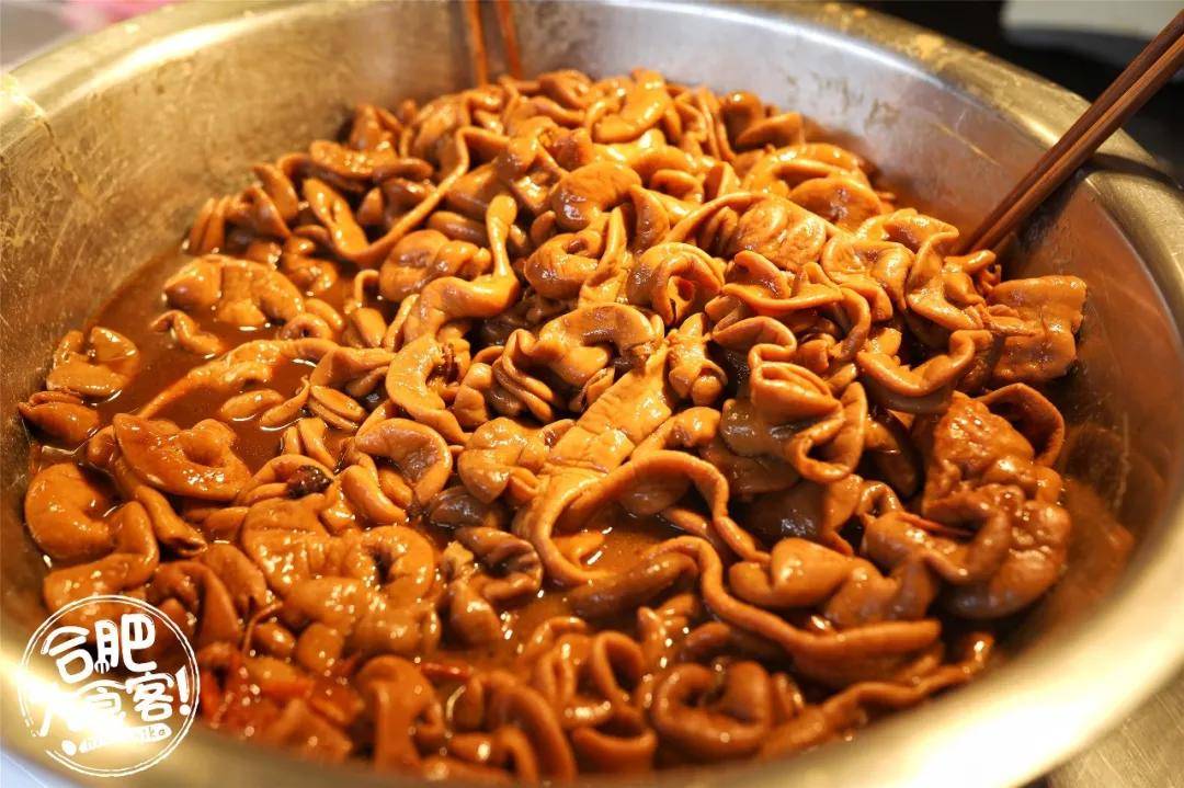 摊位,到如今有一个固定的门店,在四湾开了近20年,靠的就是招牌卤大肠!