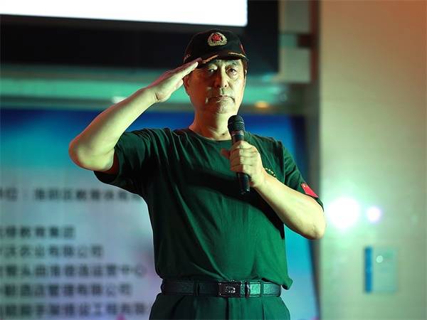 开幕式上,退役老兵代表朱广杰,上海乐姿健康管理有限公司董事长江卫华