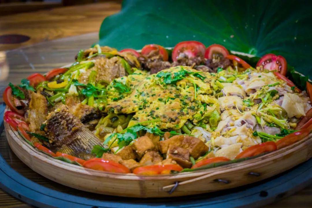 制作一道金子山特色美食"壮家大盆菜"好客的壮家人如同宋代诗人陆游的