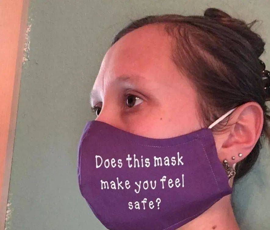 美国式反对口罩烧口罩戴假口罩还把劝阻的人打死了