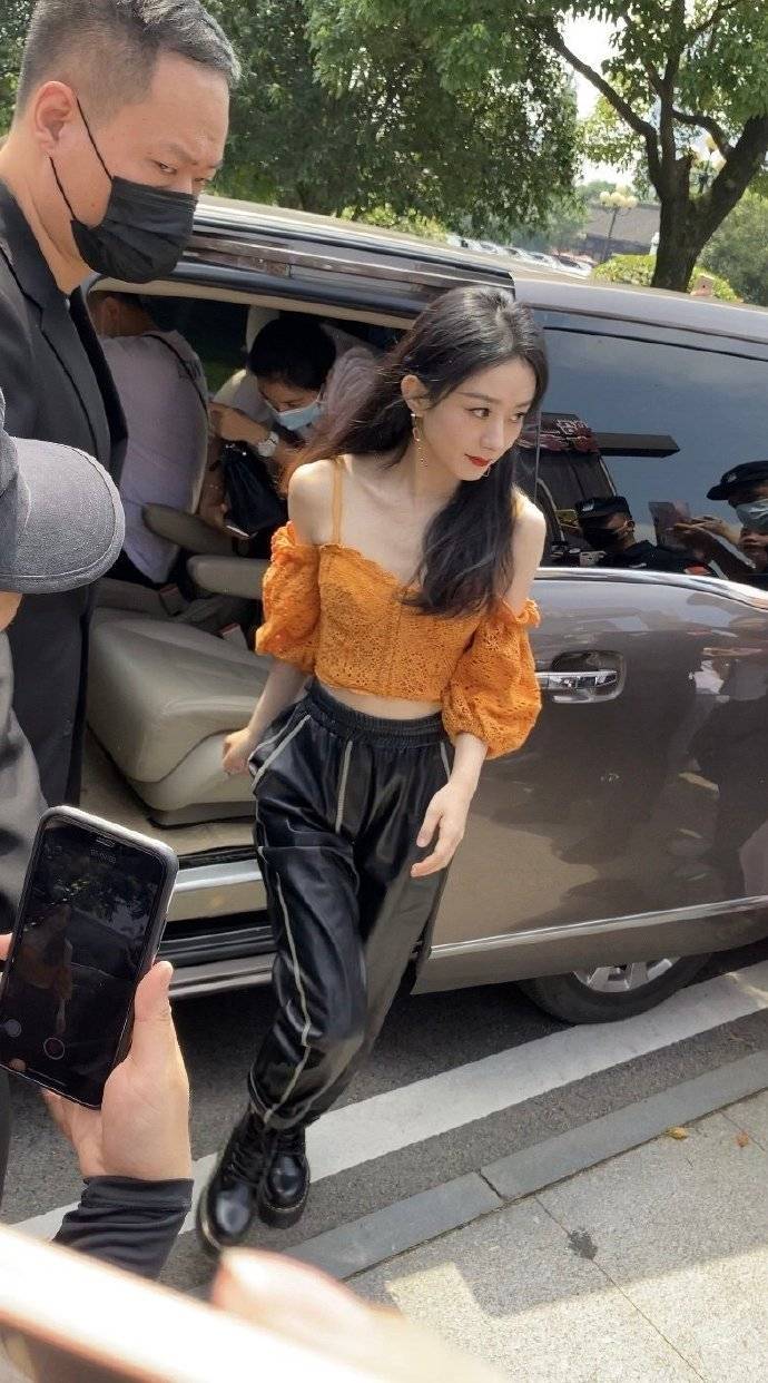 赵丽颖产后身材复原,皮裤空着一小半,饭拍图下更显"巴掌腰"