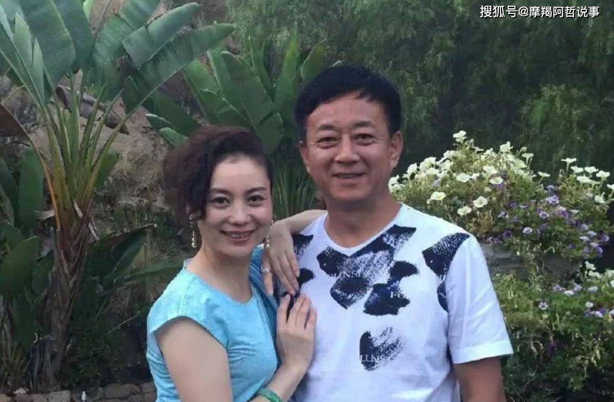 央视主持朱军近照一家三口罕见同框儿子阳光帅气身高超过父亲