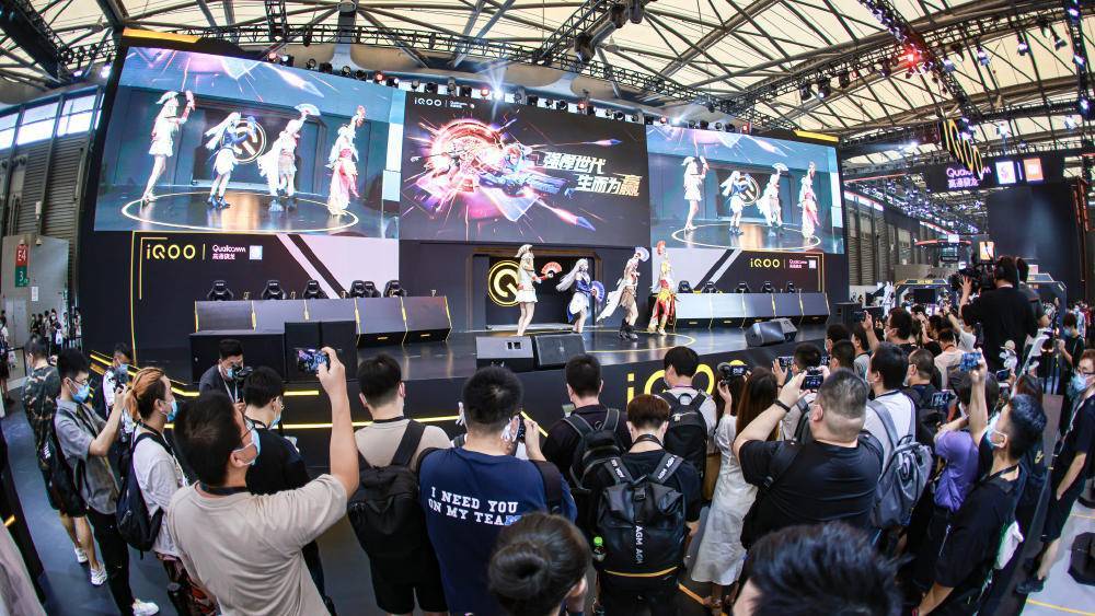 chinajoy上,iqoo展馆被挤爆了!120w超快闪充到底有何魅力