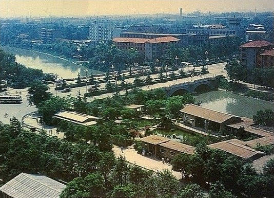 锦江宾馆是中国西南地区首家五星级酒店,位于成都市的主干道人民南路
