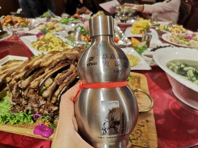 草原上有几种好酒,最烈的据说是这瓶草原烈马闷倒驴,60度,还有这种