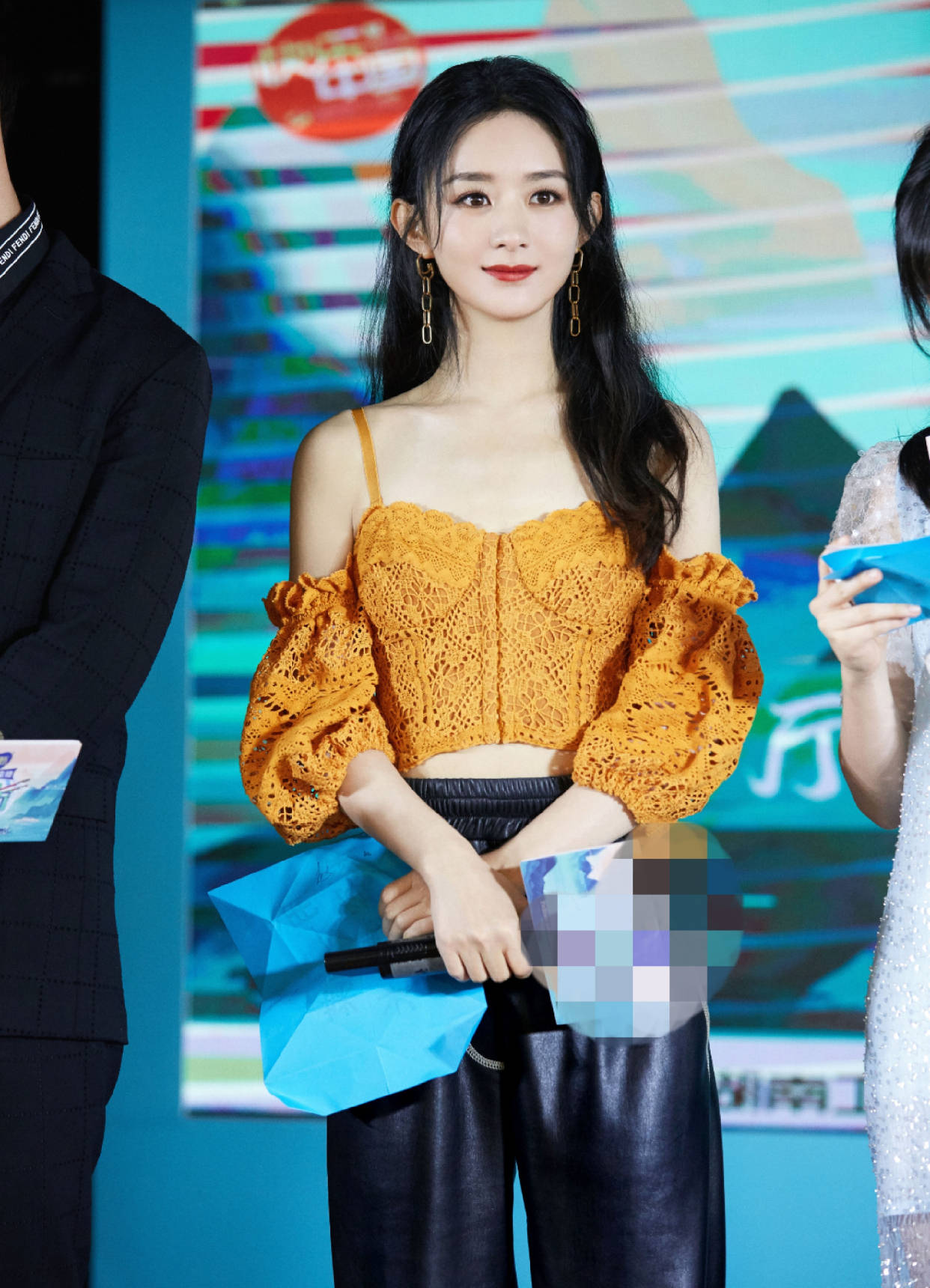 原创赵丽颖这腰围也太过分了穿橙色吊带衫配黑皮裤这是18岁