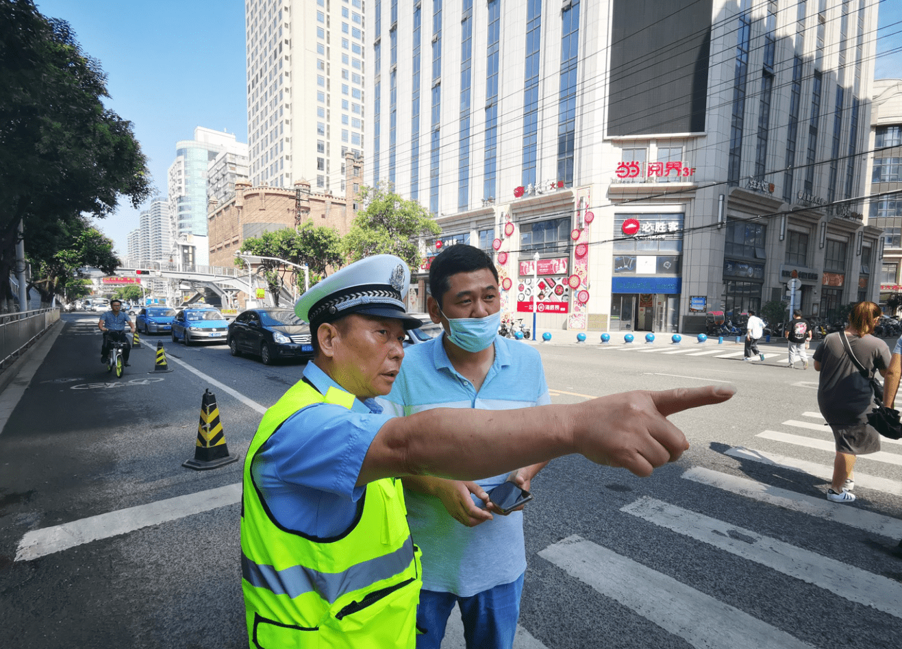 八一建军节蚌埠市交警支队退休民警丁苏建以行动书写忠诚