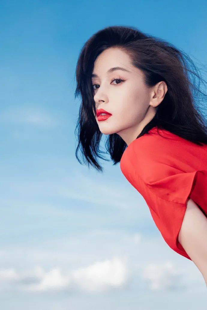 仔细看王子文这款妆容的口红涂法,你可以发现基本是没有任何技巧性可