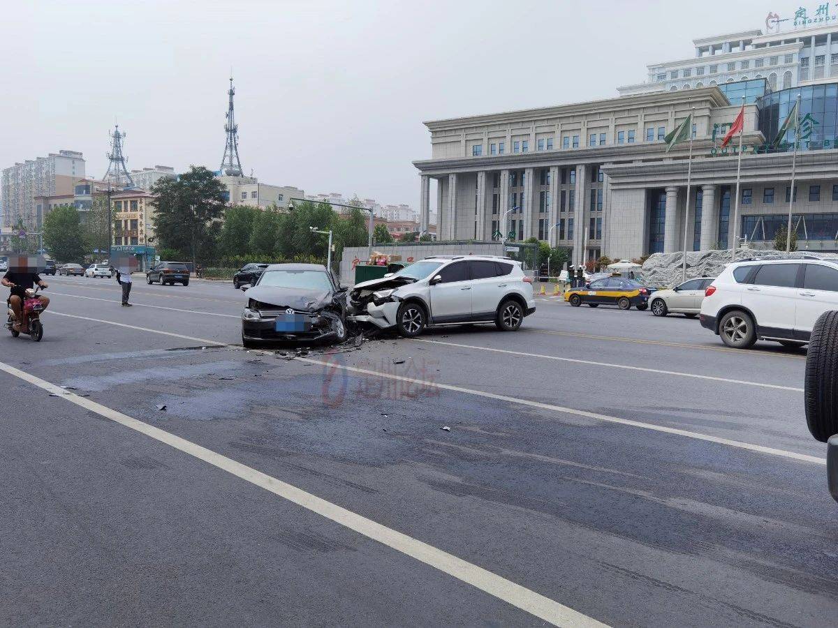 河北定州南环路发生交通事故,两车车头撞稀碎!现场一片狼藉