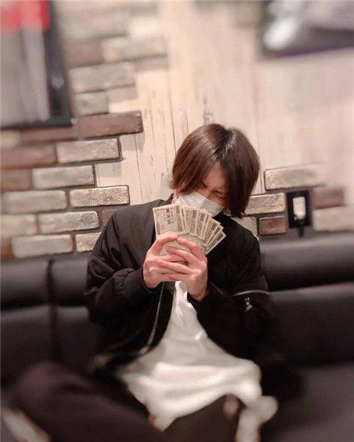 帮狗狗处理完排泄物之后,生驹卓也3个小时的工作完成了,离开之前,他收