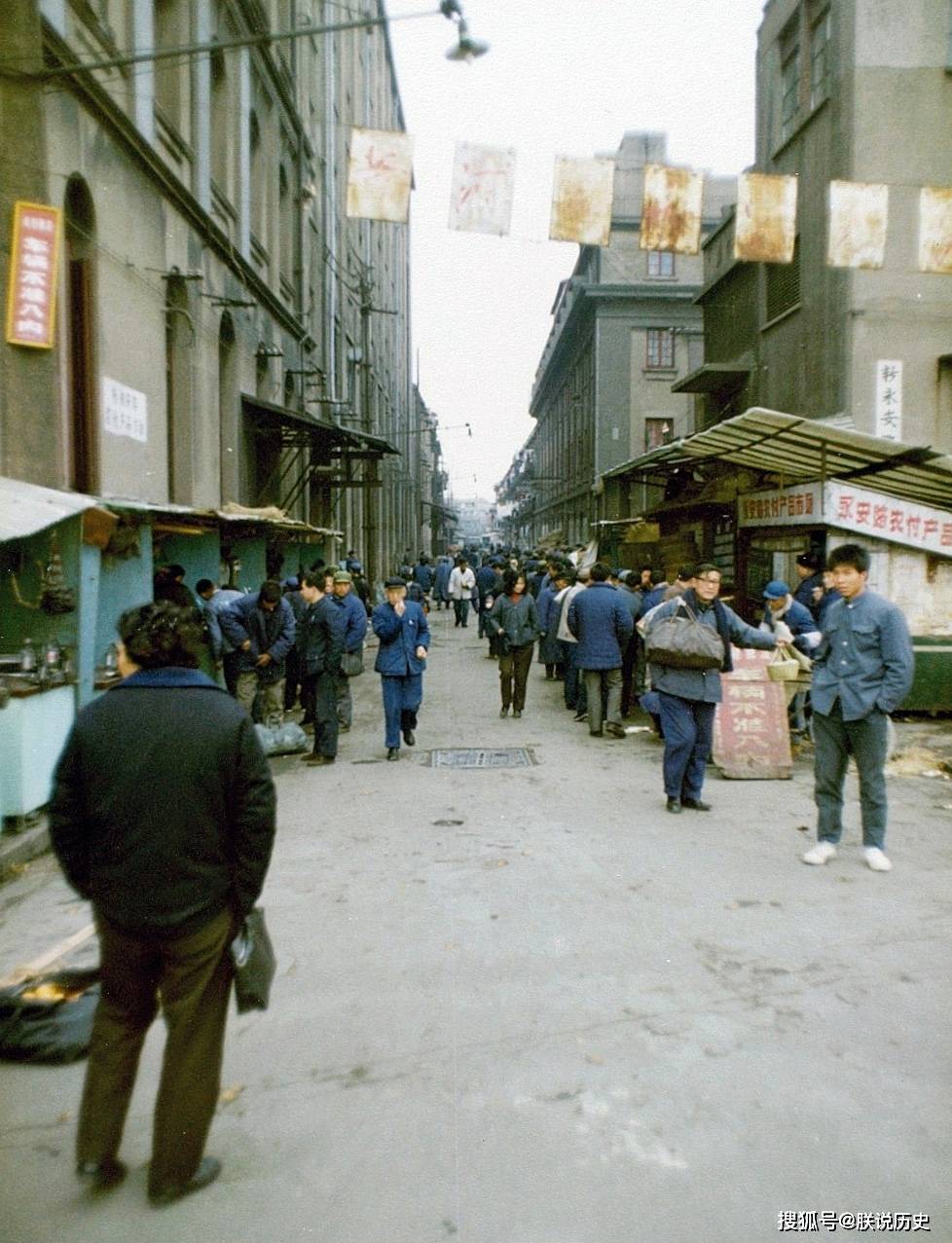 1981年的上海,罕见街拍老照片,这才是80年代生活