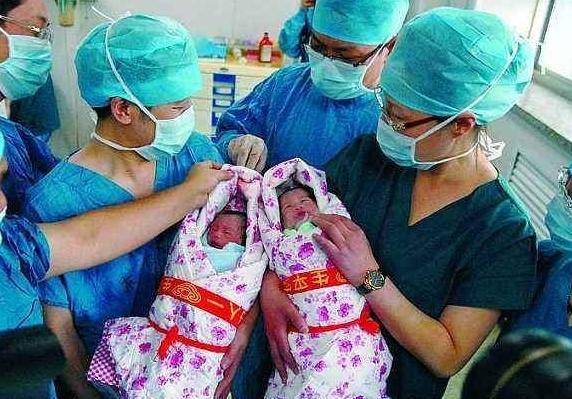 原创双胞胎宝宝女翻男,护士出产房报喜,没想到家属却没一个开心的