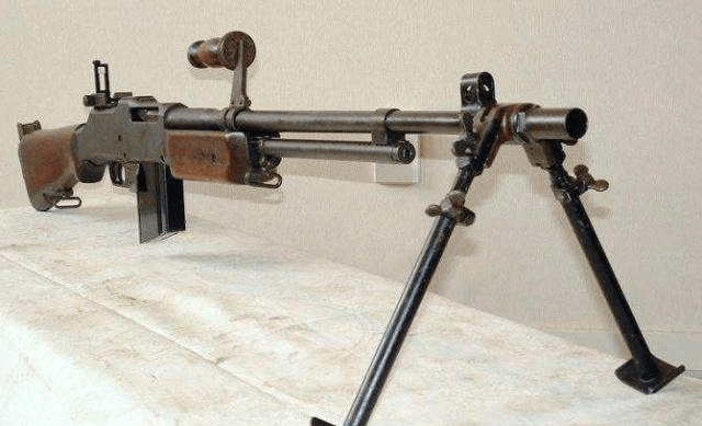 最初型m1918a1式勃朗宁轻机枪(bar)由美军士兵在一战中首次使用,并且