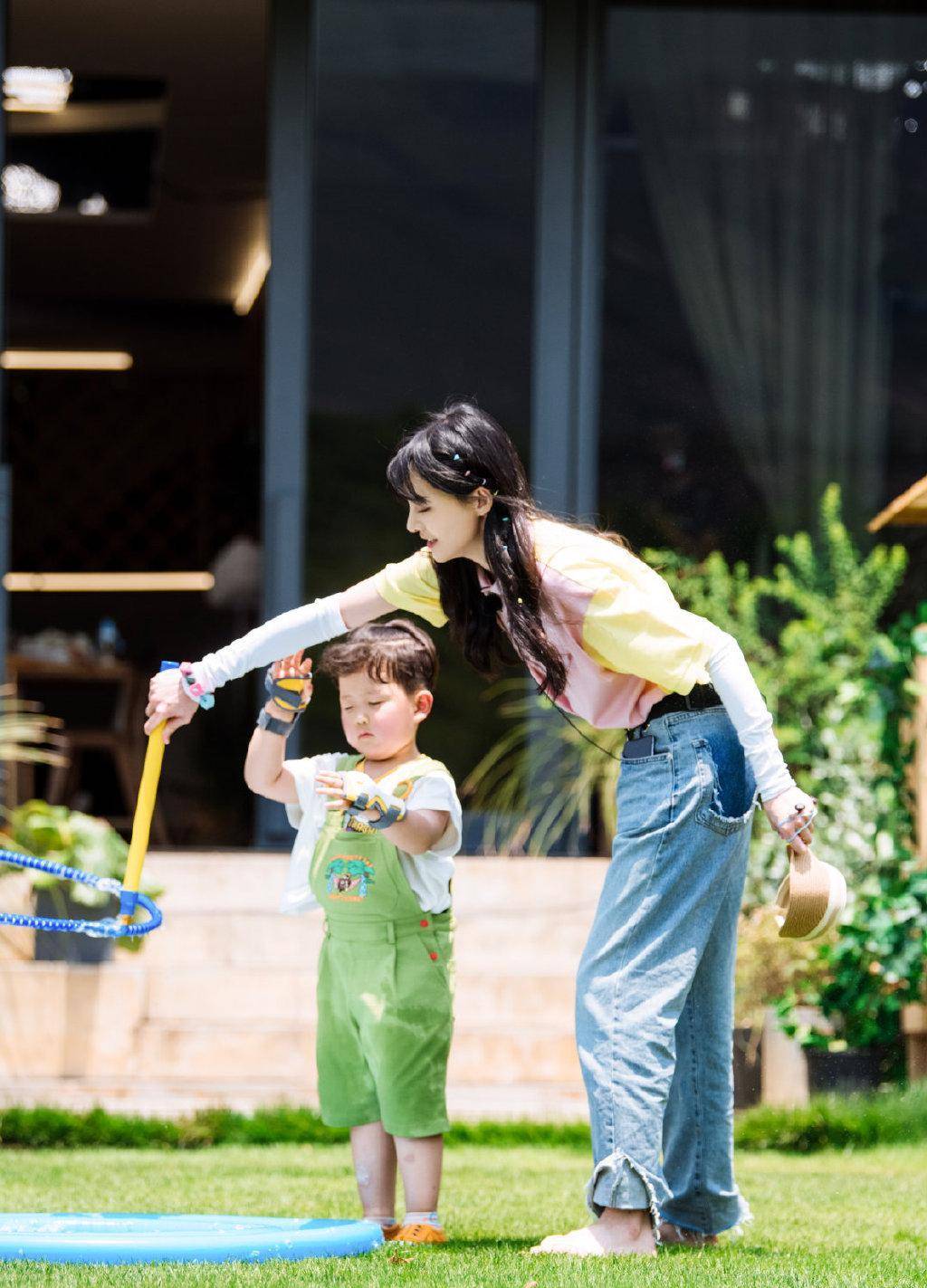 郑爽嫩得能掐出水了,穿粉黄拼接t恤配牛仔裤,哪有29岁的样子_小宝