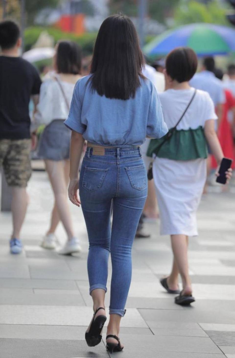 路人街拍美女穿蓝色格纹的短袖衬衣显得很清凉个性