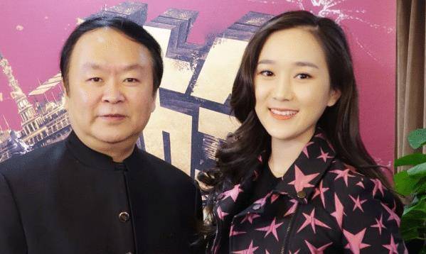 长相很普通的导演高希希,导演过很多优秀作品,非常有才华