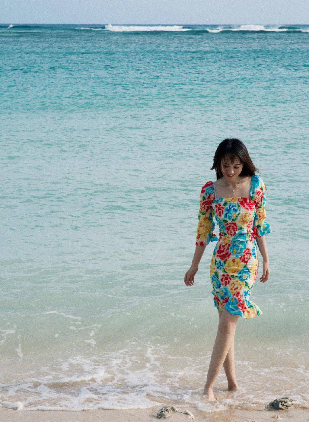 原创《新还珠格格》中她演海陆丫鬟,今穿牡丹印花裙,侧面曲线太迷人