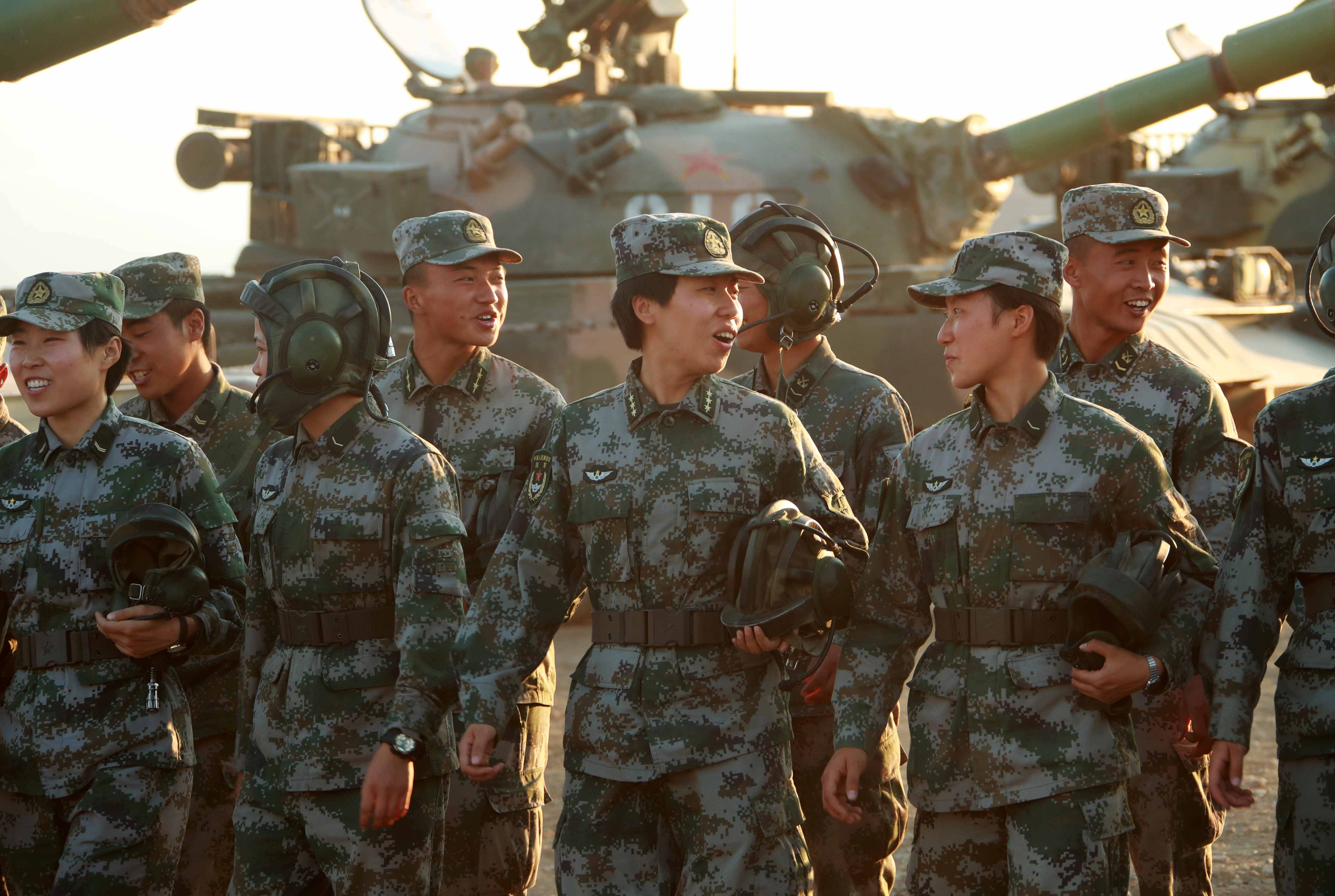 图为训练归来,马和帕丽(前排右二)与官兵交流训练心得.袁凯 摄