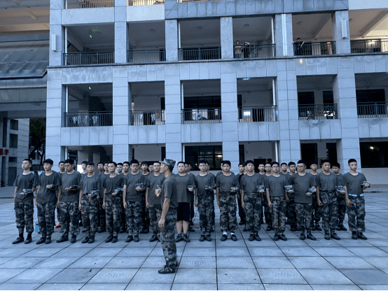 常德市二中首届国防教育特色预录班开营仪式隆重举行