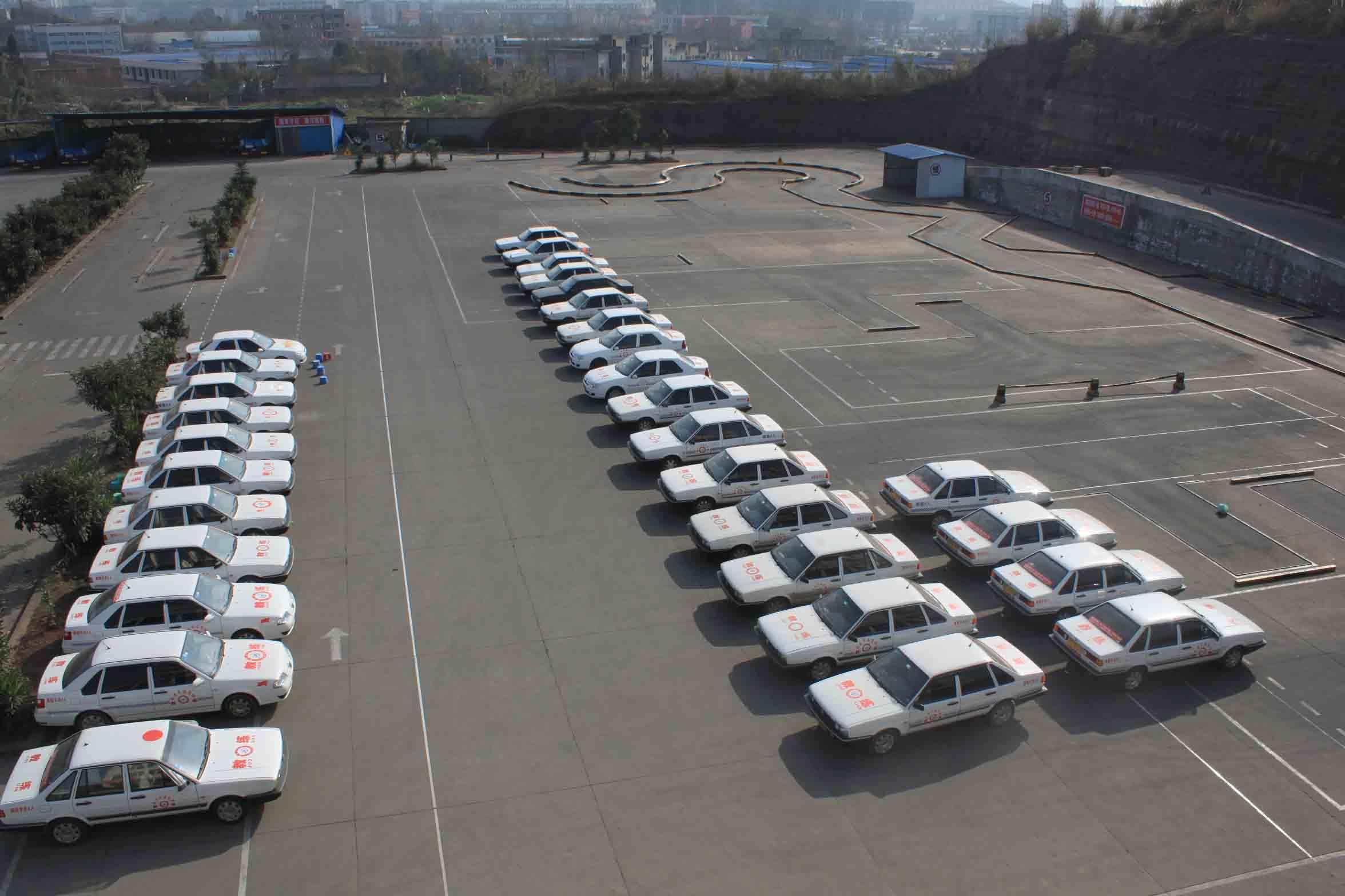 成都容兴驾校建议所有学员保持正确的心态,稳步刷题练车,以后才有能力