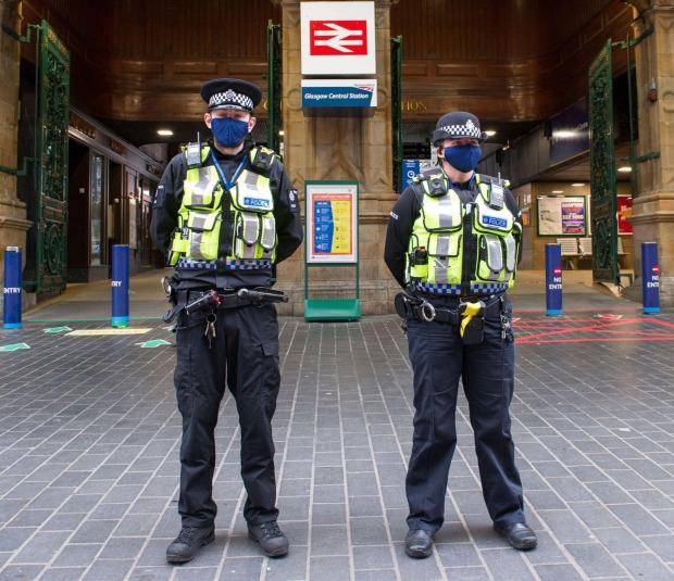 原创超过一半英国人表示,希望赋予警察权力,逮捕口罩规则破坏者
