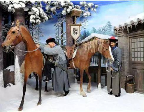 也可以落脚休息,若是不急着传递的消息,送信之人就会在驿站当中整顿一