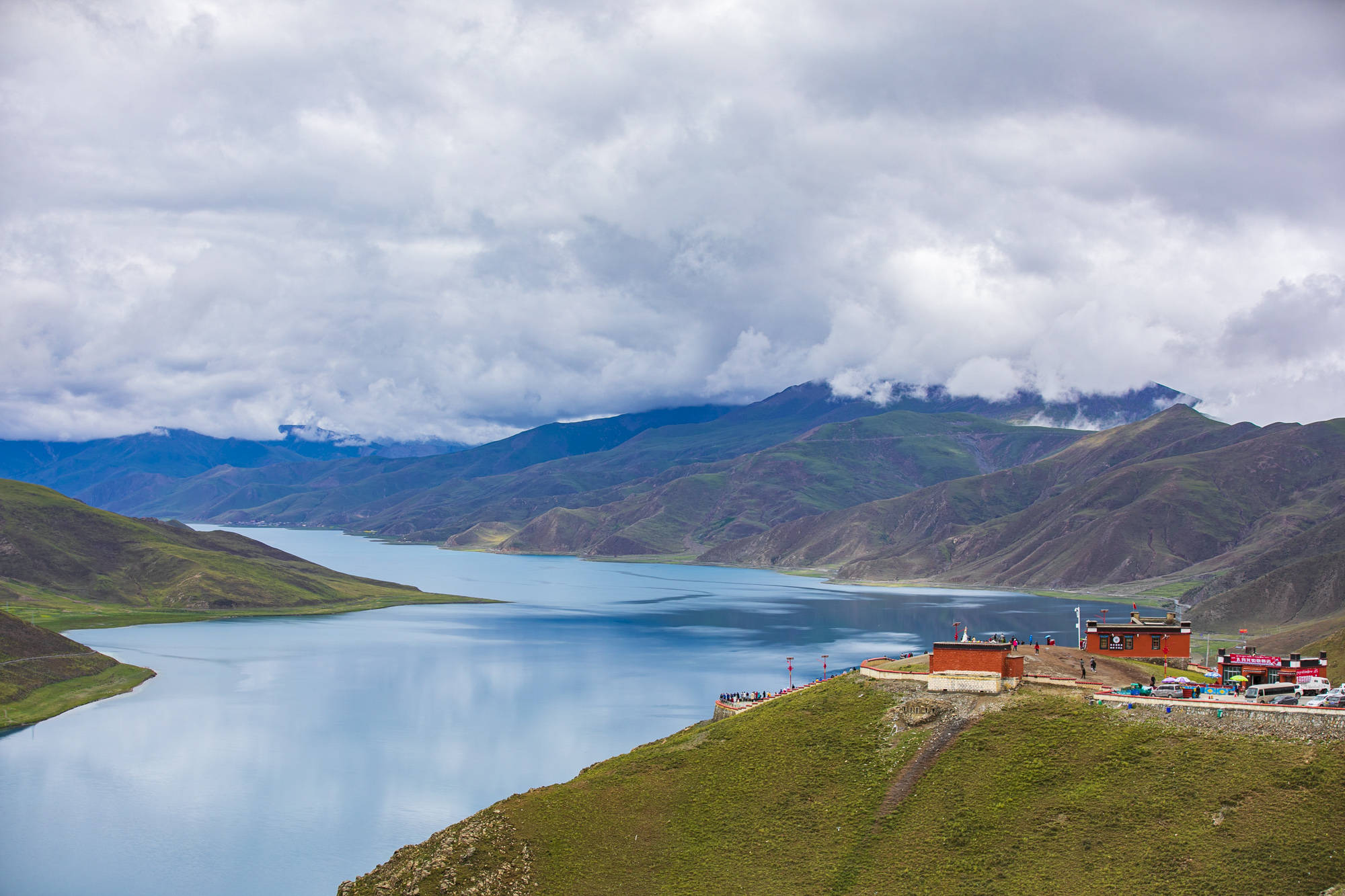 西藏三大圣湖之一羊卓雍错碧波如镜水草丰美的天上仙境